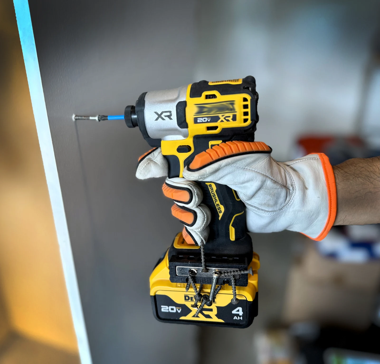 Actual DiSSEL holder carrying screws during a fastening task
